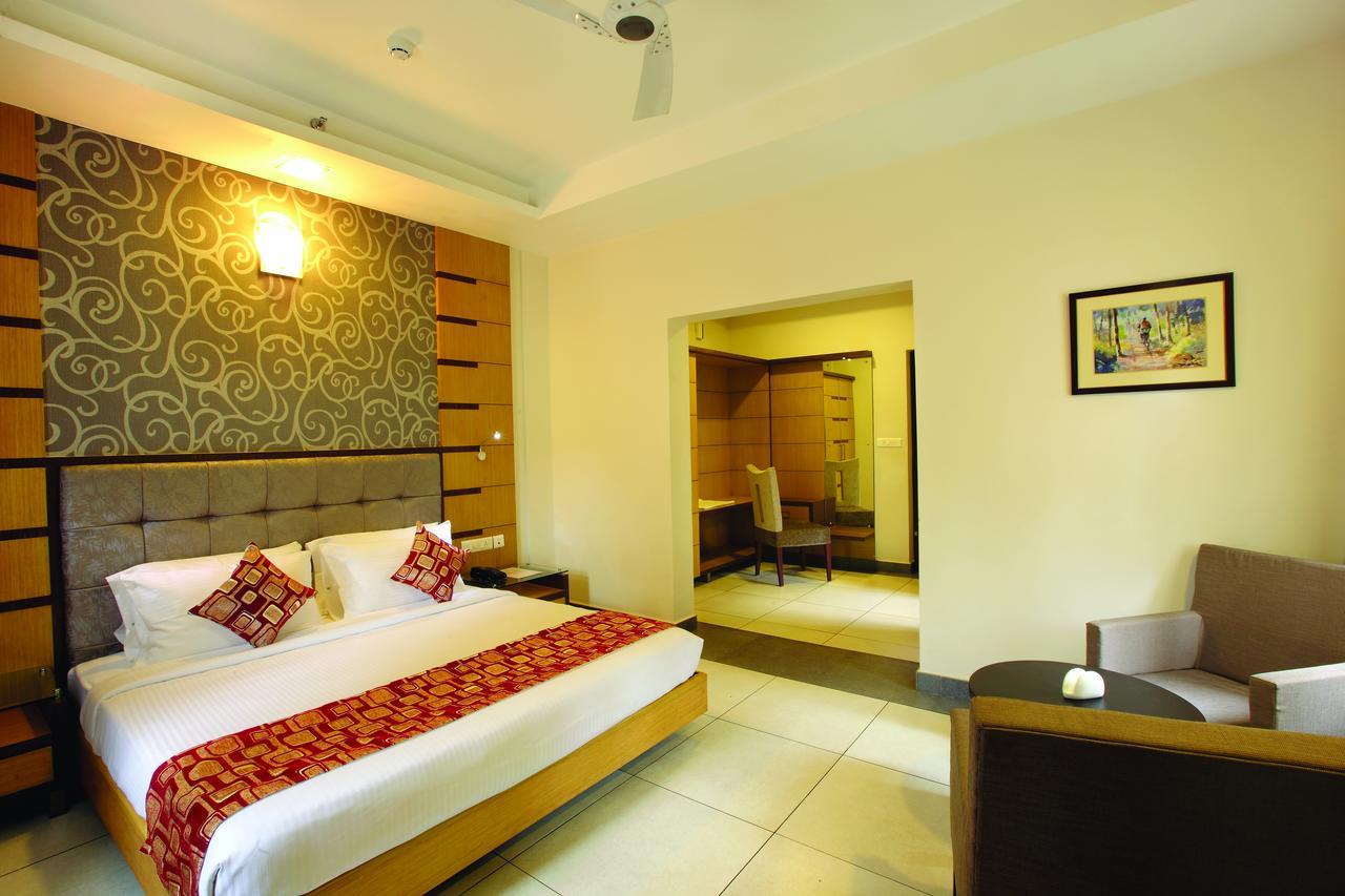 Hotel Aswathy Methala Exterior foto